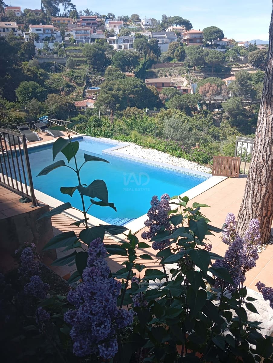 5 soveværelse Byhus til salg i Barcelona by med swimmingpool garage - € 495.000 (Ref: 9987496)