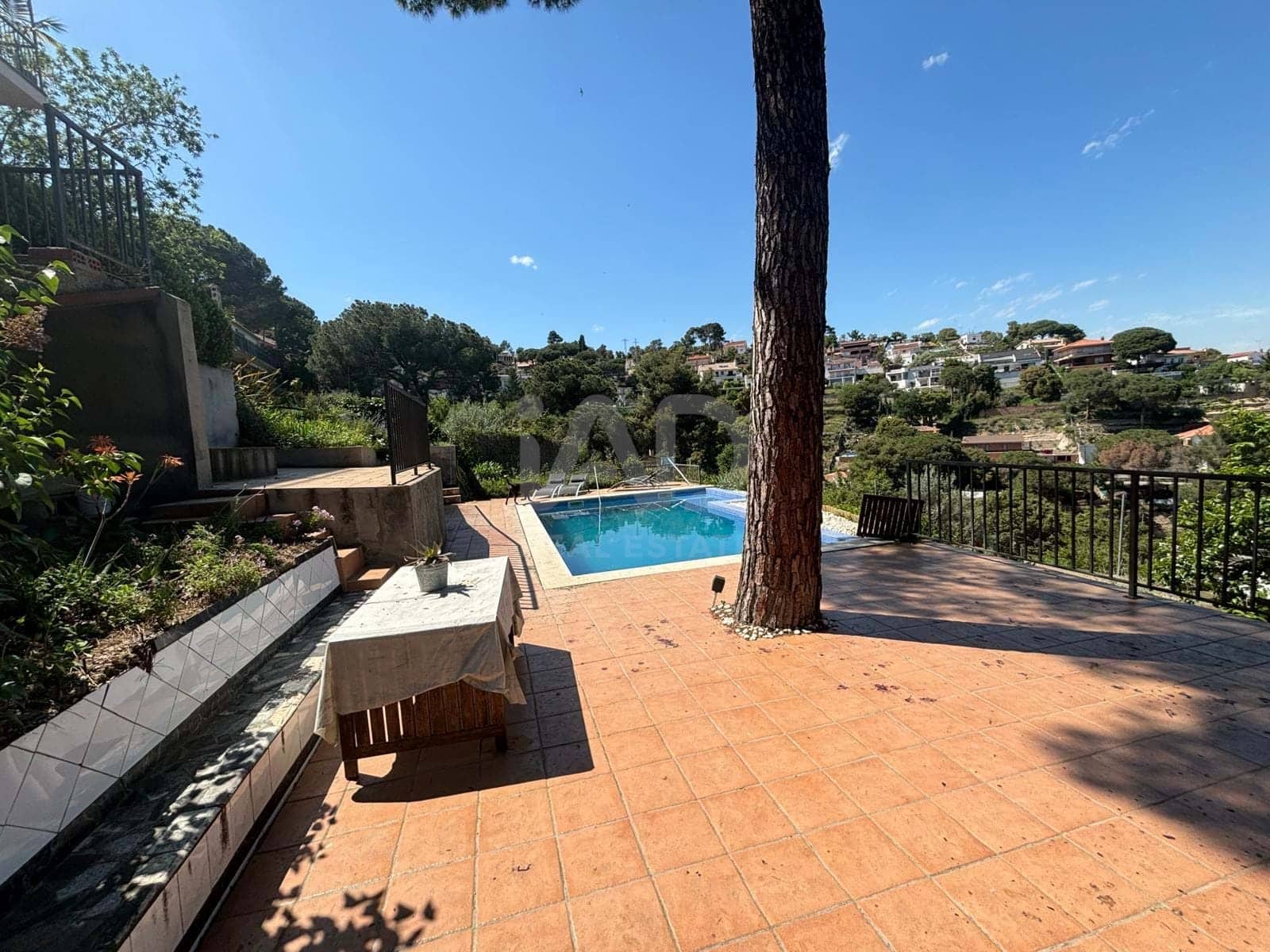 5 soveværelse Byhus til salg i Barcelona by med swimmingpool garage - € 495.000 (Ref: 9987496)
