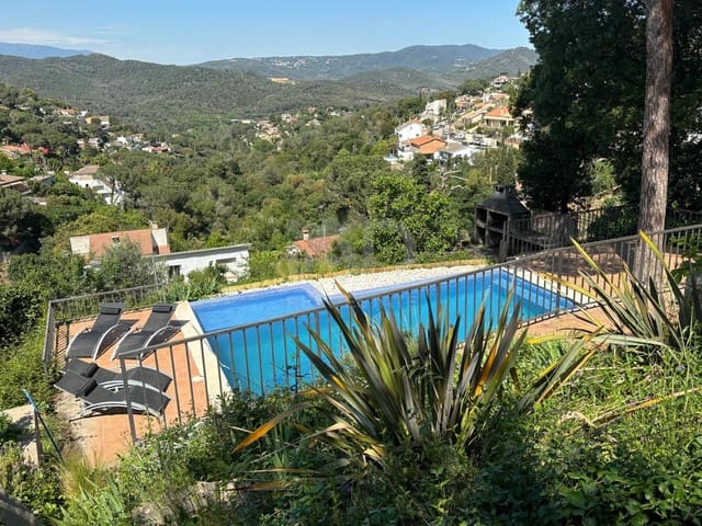 5 soverom Hus til salgs i Barcelona by med svømmebasseng garasje - € 495 000 (Ref: 9987496)