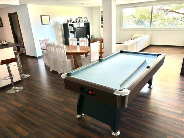 5 soverom Hus til salgs i Barcelona by med svømmebasseng garasje - € 495 000 (Ref: 9987496)