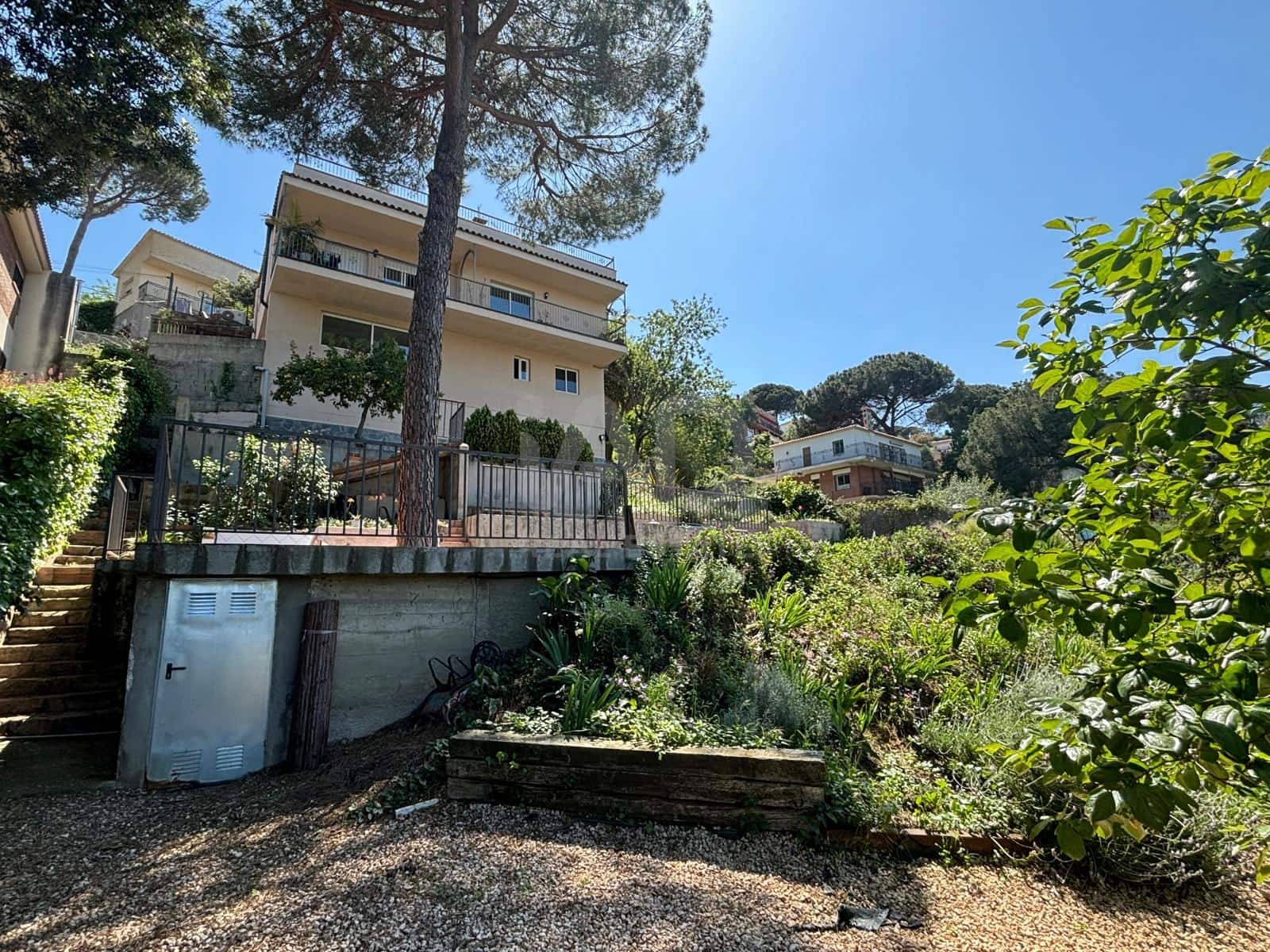 5 soveværelse Byhus til salg i Barcelona by med swimmingpool garage - € 495.000 (Ref: 9987496)