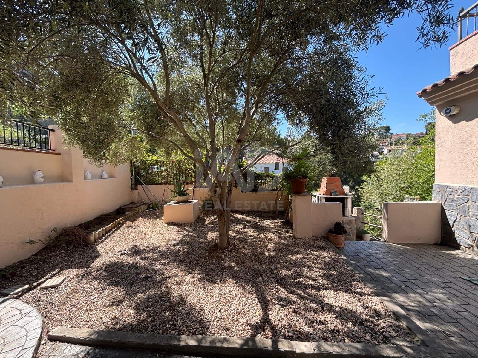5 soveværelse Byhus til salg i Barcelona by med swimmingpool garage - € 495.000 (Ref: 9987496)