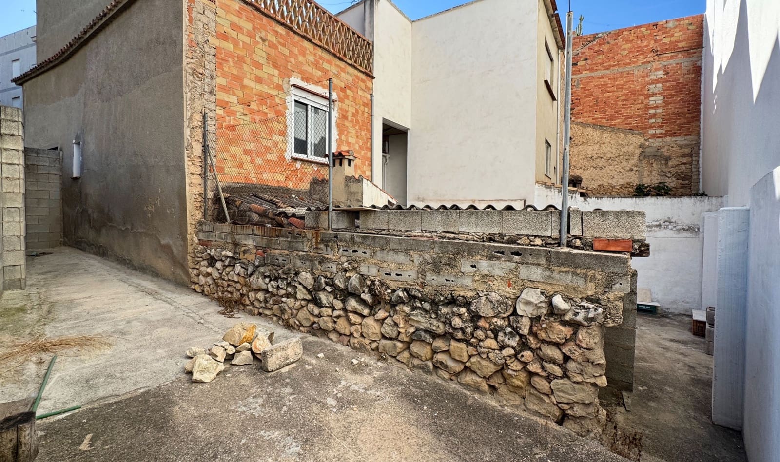 3 soveværelse Byhus til salg i Alicante by - € 140.000 (Ref: 9987497)