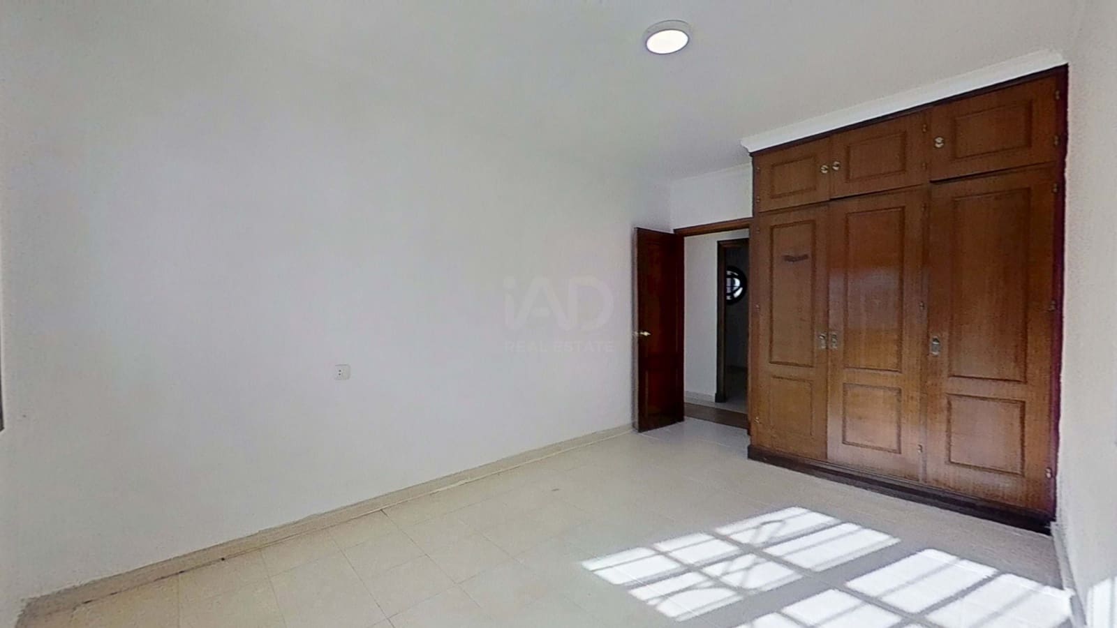 5 bedroom Townhouse for sale in Cadiz city - € 349,900 (Ref: 9987505)