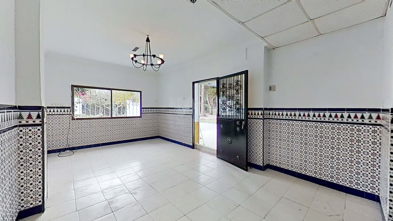 5 bedroom Townhouse for sale in Cadiz city - € 349,900 (Ref: 9987505)