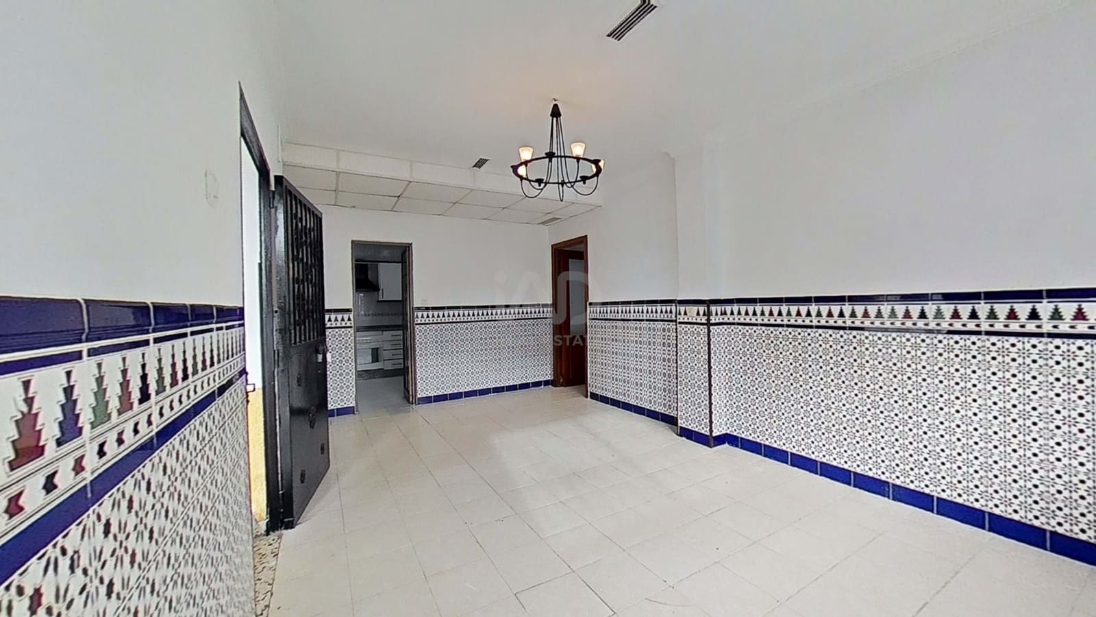 5 bedroom Townhouse for sale in Cadiz city - € 349,900 (Ref: 9987505)