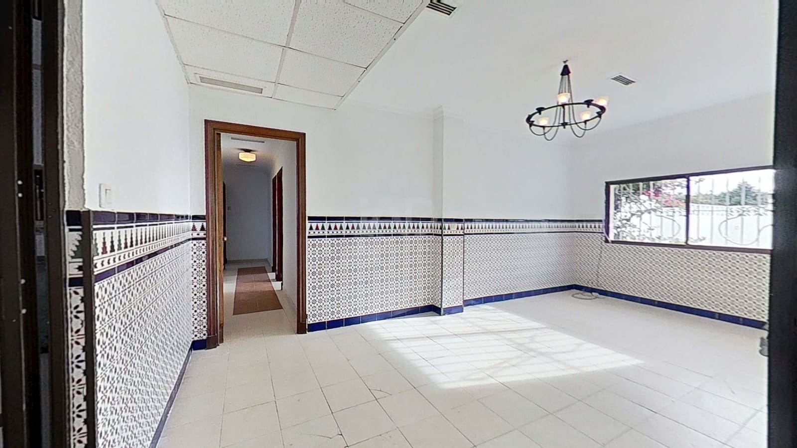 5 bedroom Townhouse for sale in Cadiz city - € 349,900 (Ref: 9987505)