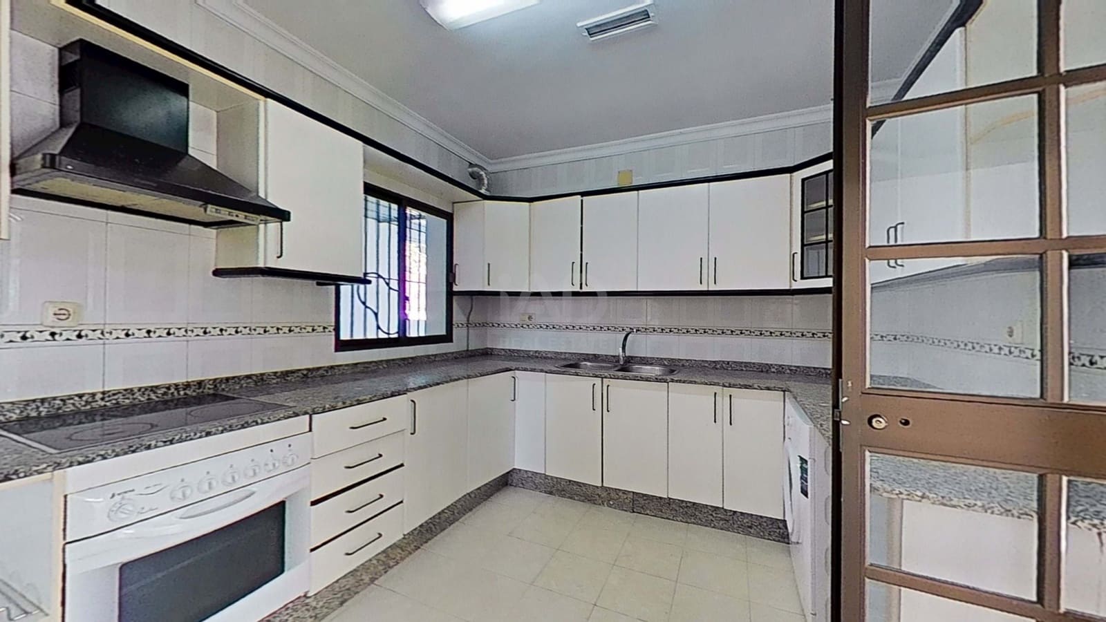 5 bedroom Townhouse for sale in Cadiz city - € 349,900 (Ref: 9987505)