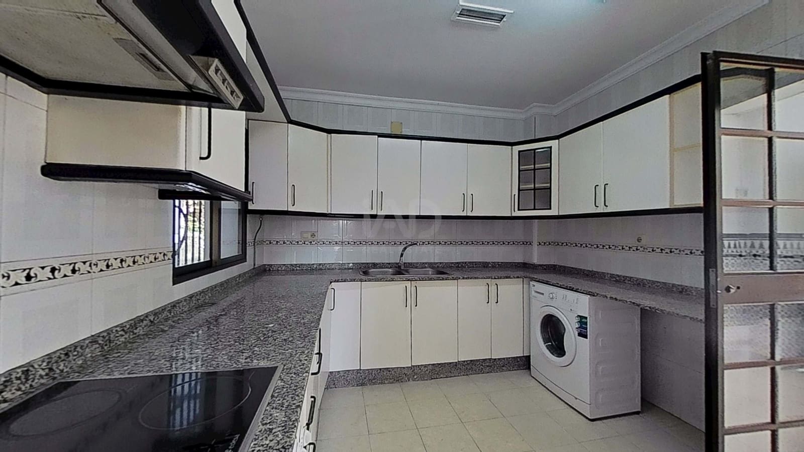 5 bedroom Townhouse for sale in Cadiz city - € 349,900 (Ref: 9987505)
