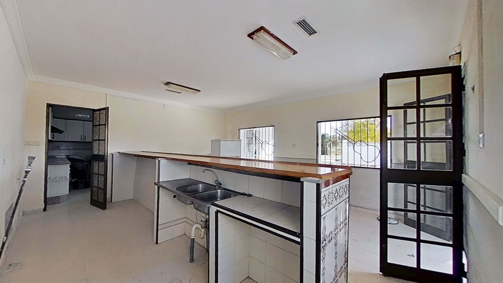 5 bedroom Townhouse for sale in Cadiz city - € 349,900 (Ref: 9987505)