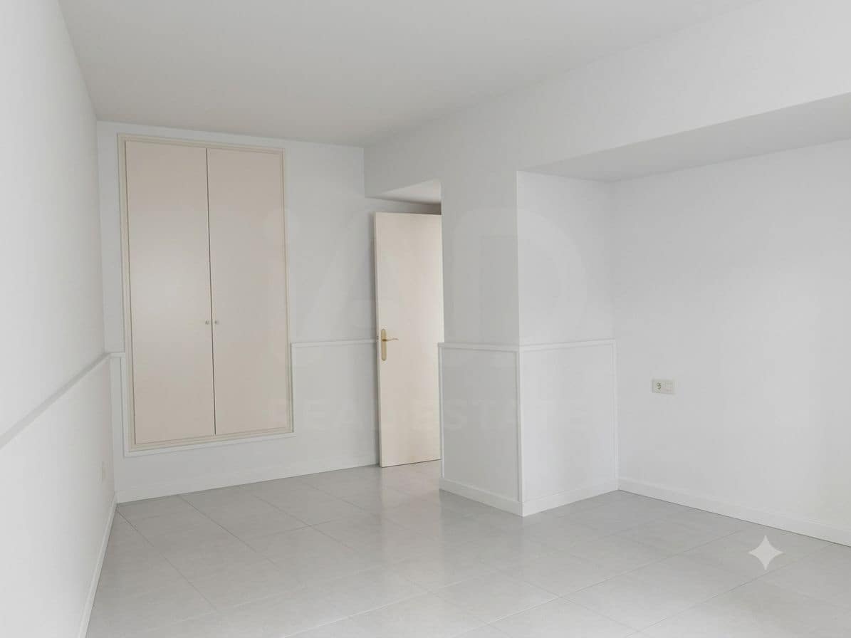 4 slaapkamer Appartement te koop in Barcelona stad - € 140.000 (Ref: 9987510)