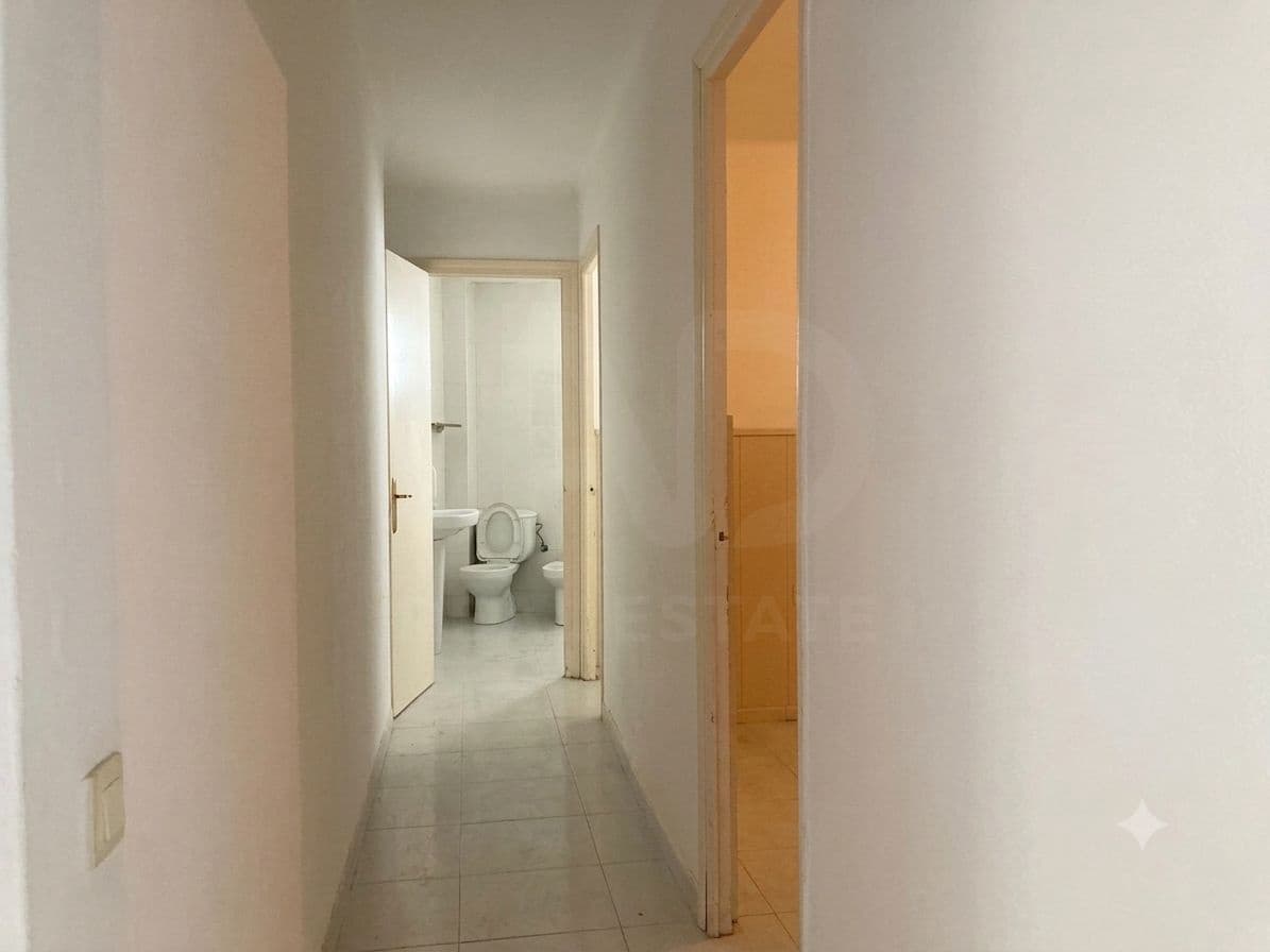 4 slaapkamer Appartement te koop in Barcelona stad - € 140.000 (Ref: 9987510)
