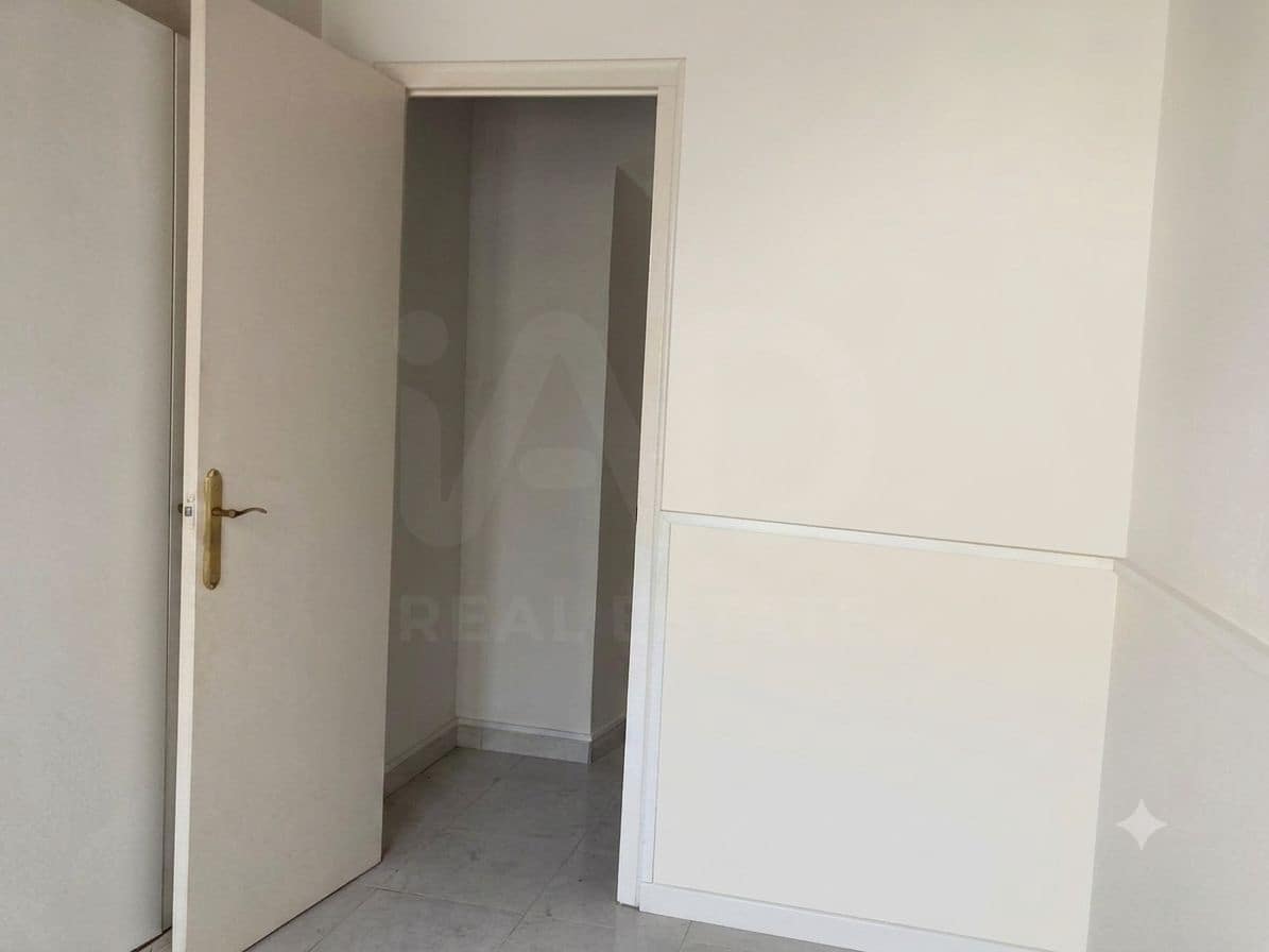 4 slaapkamer Appartement te koop in Barcelona stad - € 140.000 (Ref: 9987510)