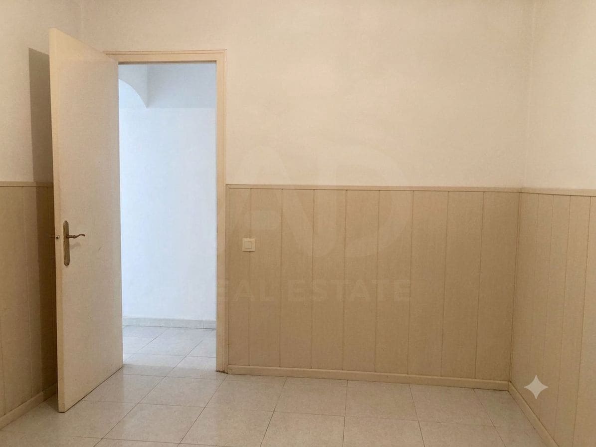 4 slaapkamer Appartement te koop in Barcelona stad - € 140.000 (Ref: 9987510)