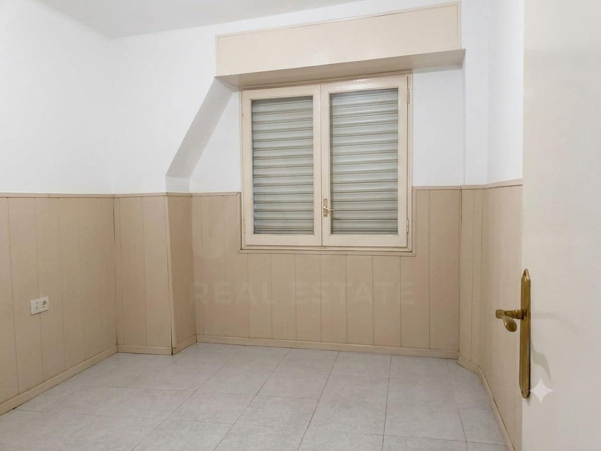 4 slaapkamer Appartement te koop in Barcelona stad - € 140.000 (Ref: 9987510)