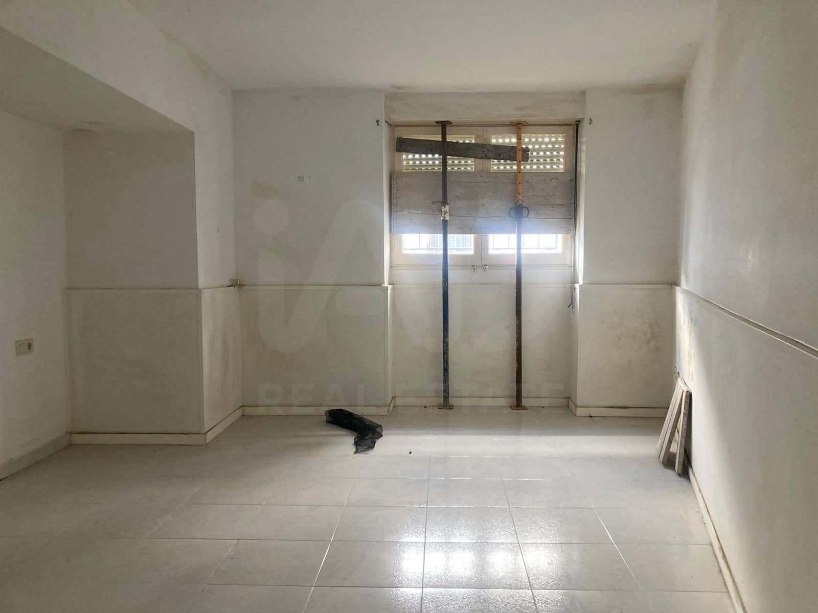 4 slaapkamer Appartement te koop in Barcelona stad - € 140.000 (Ref: 9987510)