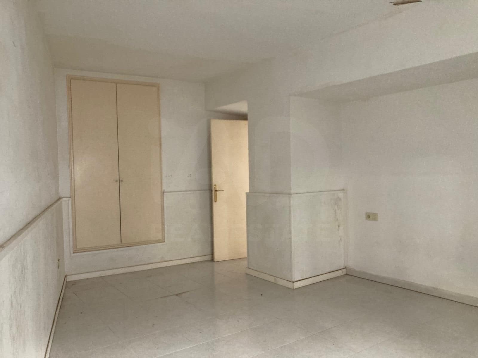 4 slaapkamer Appartement te koop in Barcelona stad - € 140.000 (Ref: 9987510)