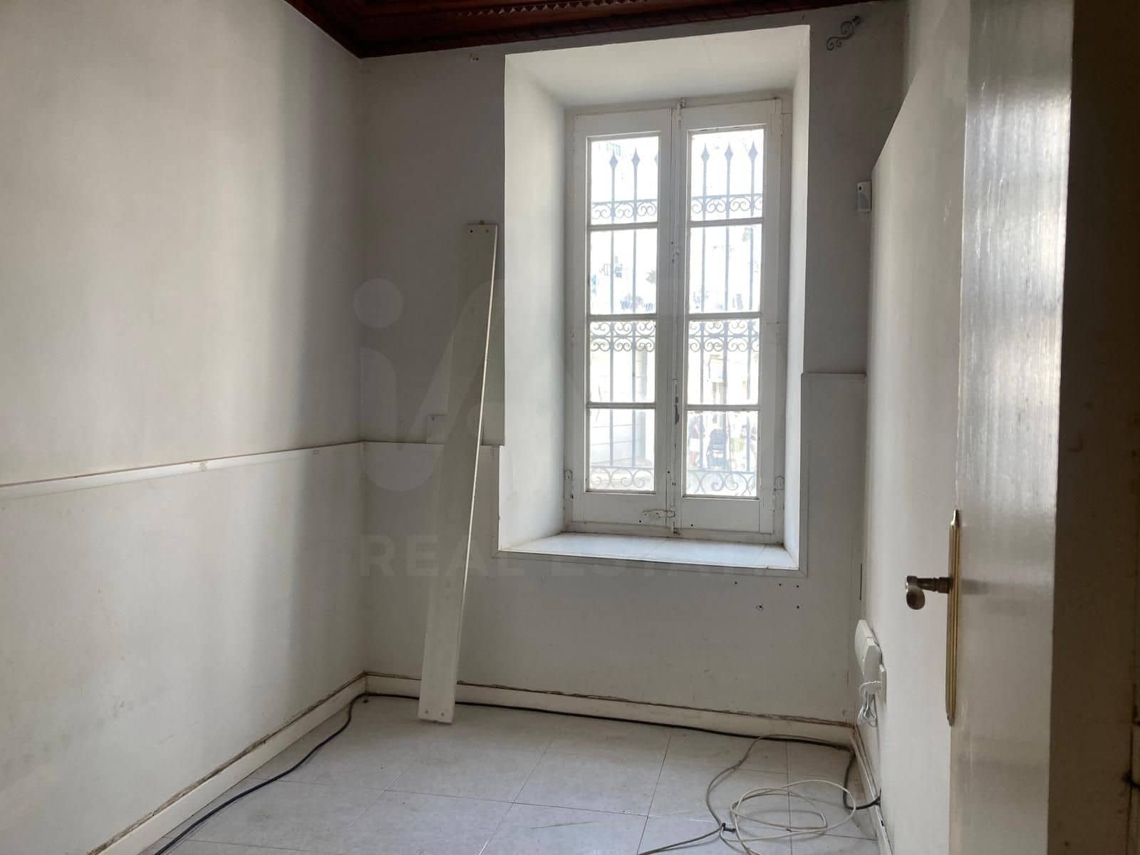 4 slaapkamer Appartement te koop in Barcelona stad - € 140.000 (Ref: 9987510)