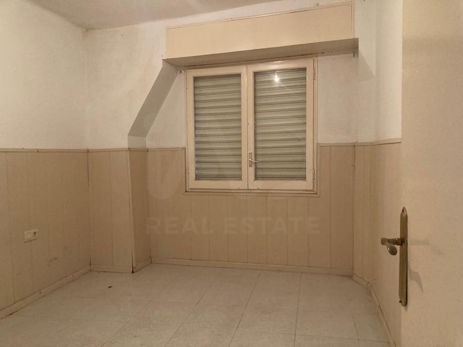 4 slaapkamer Appartement te koop in Barcelona stad - € 140.000 (Ref: 9987510)