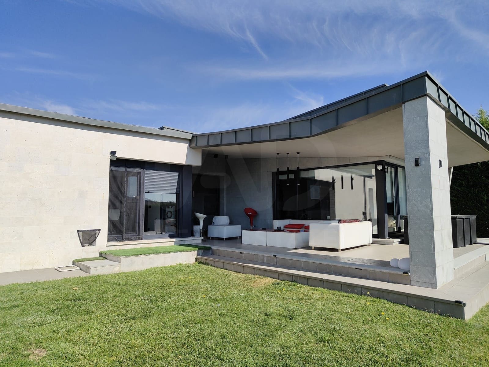 4 bedroom Townhouse for sale in Palencia city with pool garage - € 680,000 (Ref: 9987518)