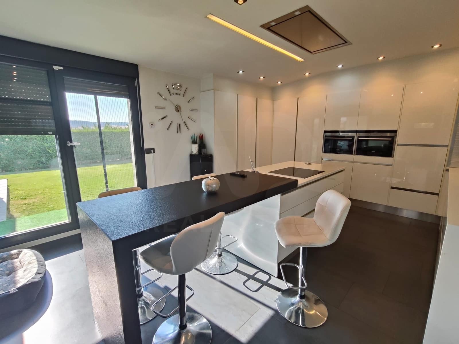 4 bedroom Townhouse for sale in Palencia city with pool garage - € 680,000 (Ref: 9987518)