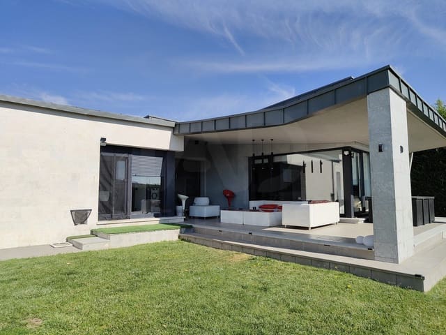 4 bedroom Townhouse for sale in Palencia city with pool garage - € 680,000 (Ref: 9987518)