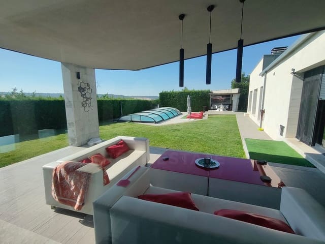 4 bedroom Townhouse for sale in Palencia city with pool garage - € 680,000 (Ref: 9987518)