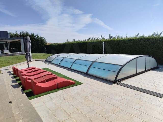 4 bedroom Townhouse for sale in Palencia city with pool garage - € 680,000 (Ref: 9987518)