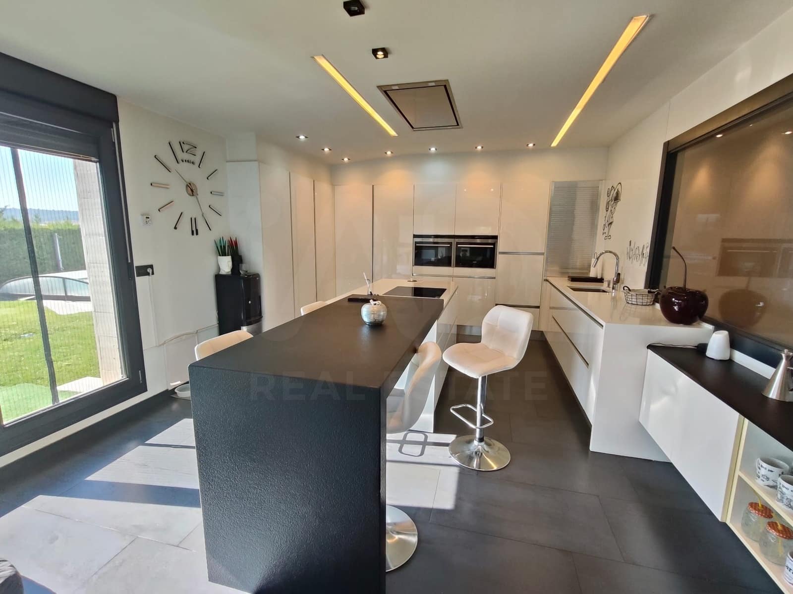 4 bedroom Townhouse for sale in Palencia city with pool garage - € 680,000 (Ref: 9987518)