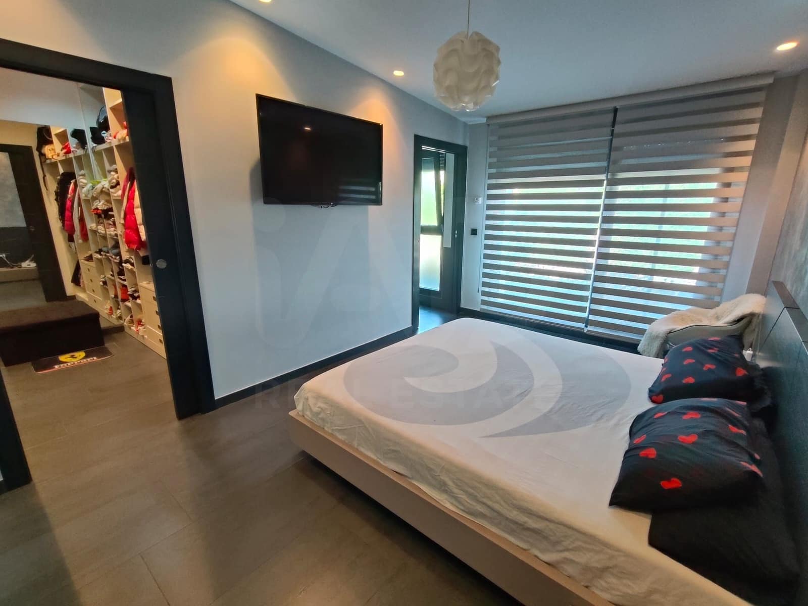4 bedroom Townhouse for sale in Palencia city with pool garage - € 680,000 (Ref: 9987518)