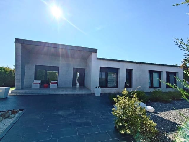 4 bedroom Townhouse for sale in Palencia city with pool garage - € 680,000 (Ref: 9987518)