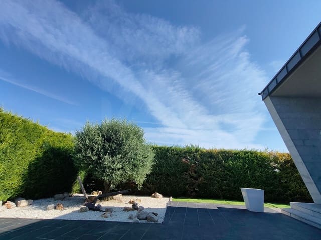 4 bedroom Townhouse for sale in Palencia city with pool garage - € 680,000 (Ref: 9987518)