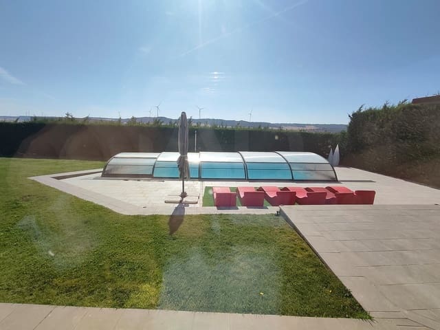 4 bedroom Townhouse for sale in Palencia city with pool garage - € 680,000 (Ref: 9987518)