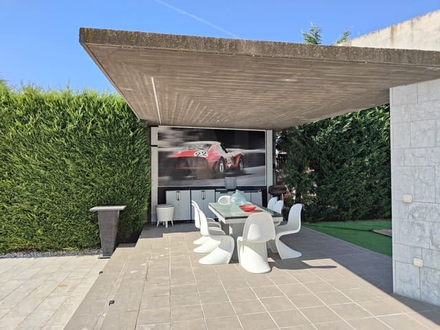 4 bedroom Townhouse for sale in Palencia city with pool garage - € 680,000 (Ref: 9987518)