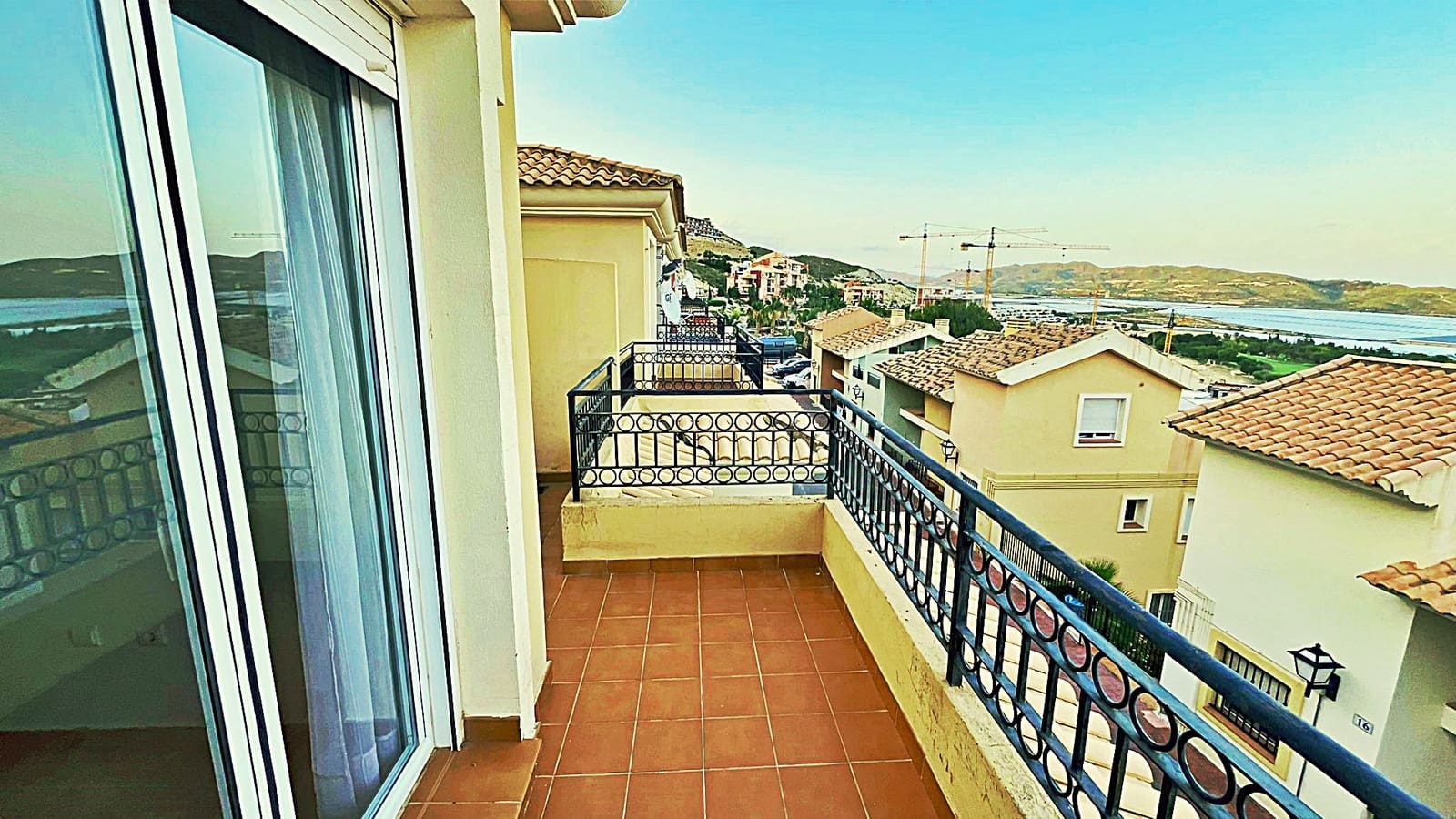 3 sovrum Radhus till salu i Alicante stad med garage - 305 000 € (Ref: 9987532)