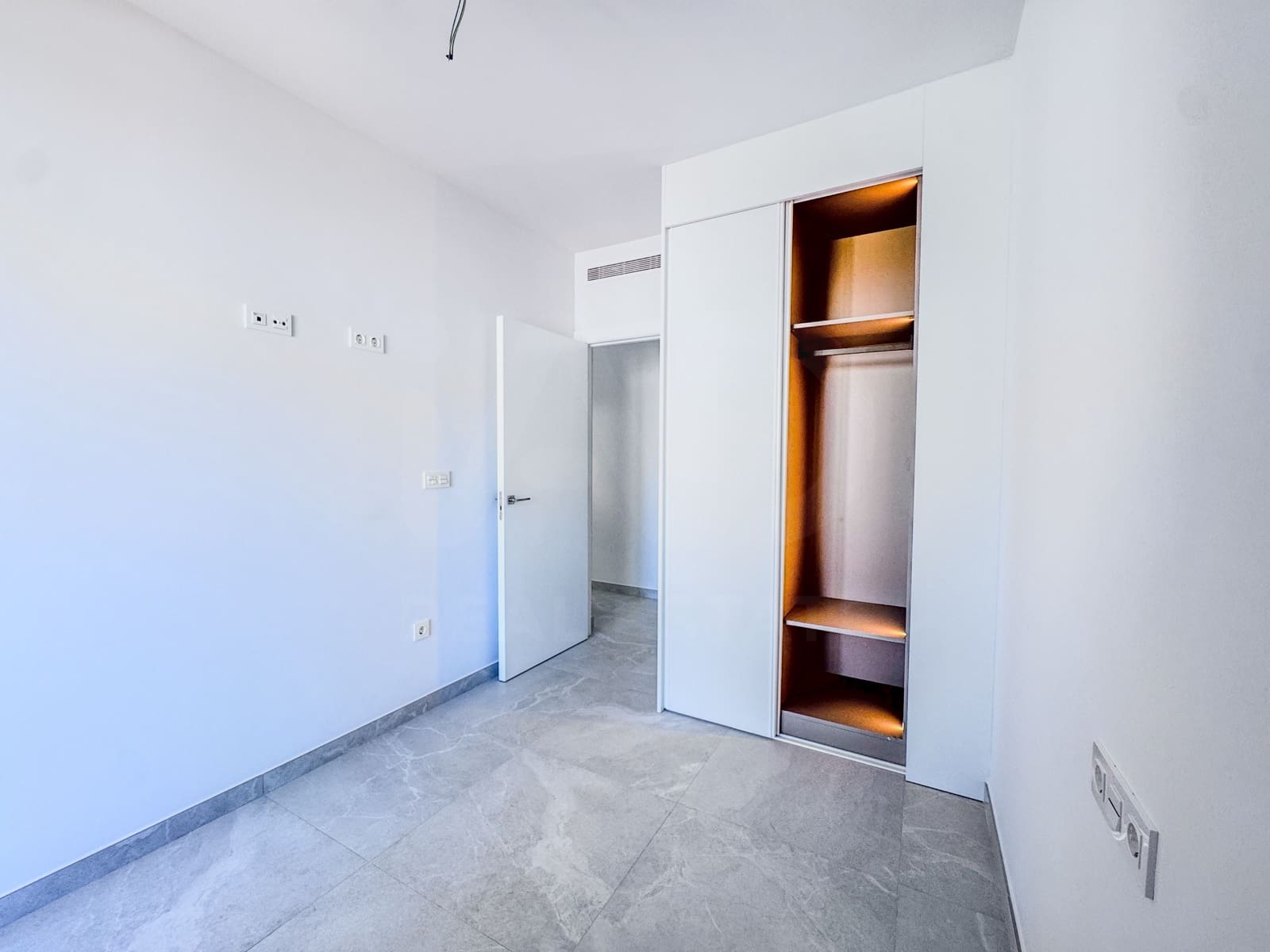 2 soveværelse Lejlighed til salg i Torrevieja med swimmingpool - € 265.000 (Ref: 9987560)