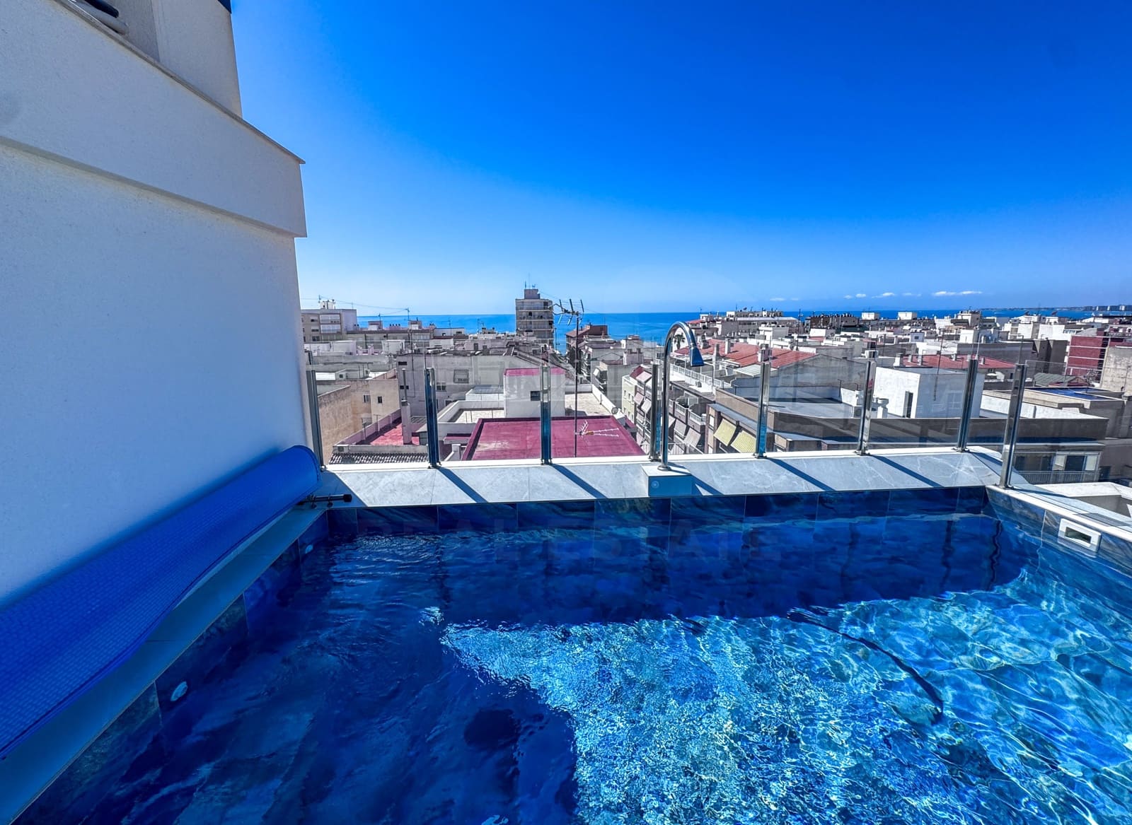 2 soveværelse Lejlighed til salg i Torrevieja med swimmingpool - € 265.000 (Ref: 9987560)
