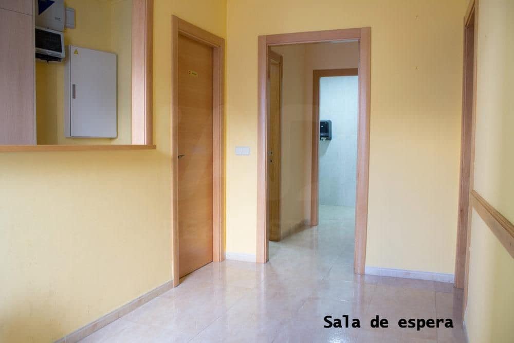 8 slaapkamer Commercieel te koop in Valencia stad - € 149.000 (Ref: 9987573)