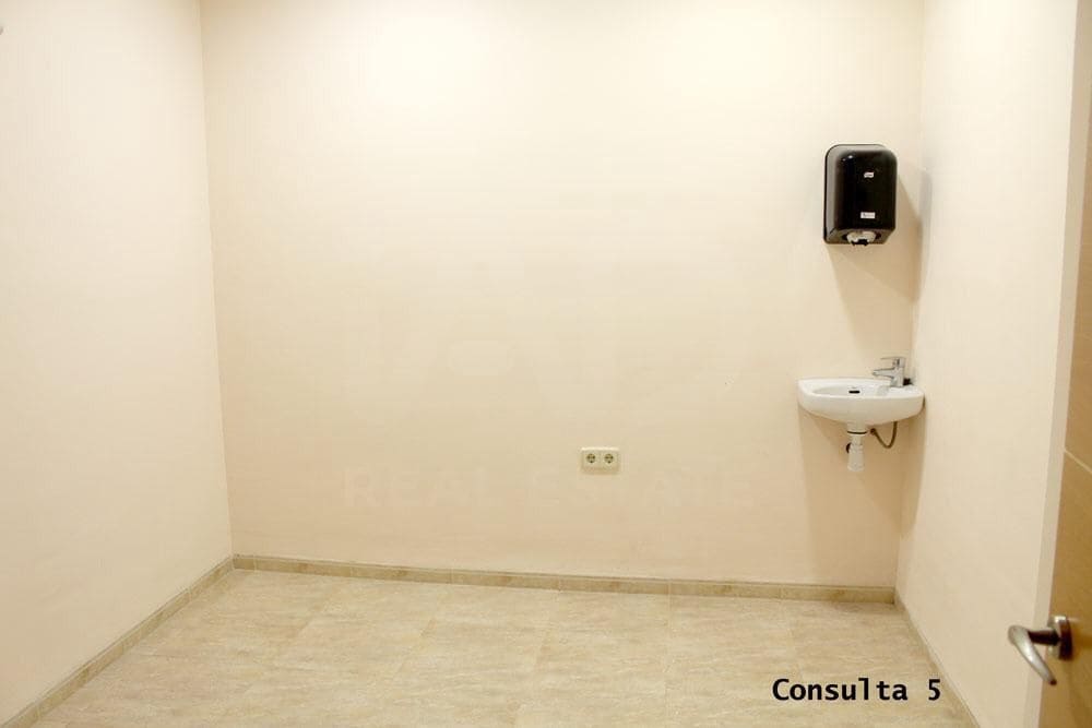 8 slaapkamer Commercieel te koop in Valencia stad - € 149.000 (Ref: 9987573)