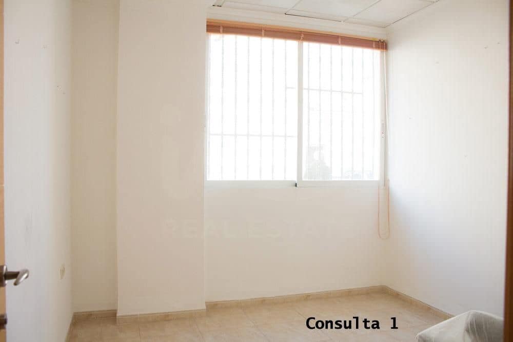 8 slaapkamer Commercieel te koop in Valencia stad - € 149.000 (Ref: 9987573)