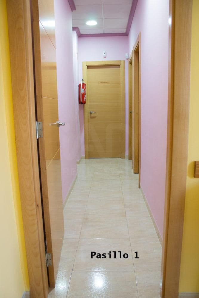 8 slaapkamer Commercieel te koop in Valencia stad - € 149.000 (Ref: 9987573)