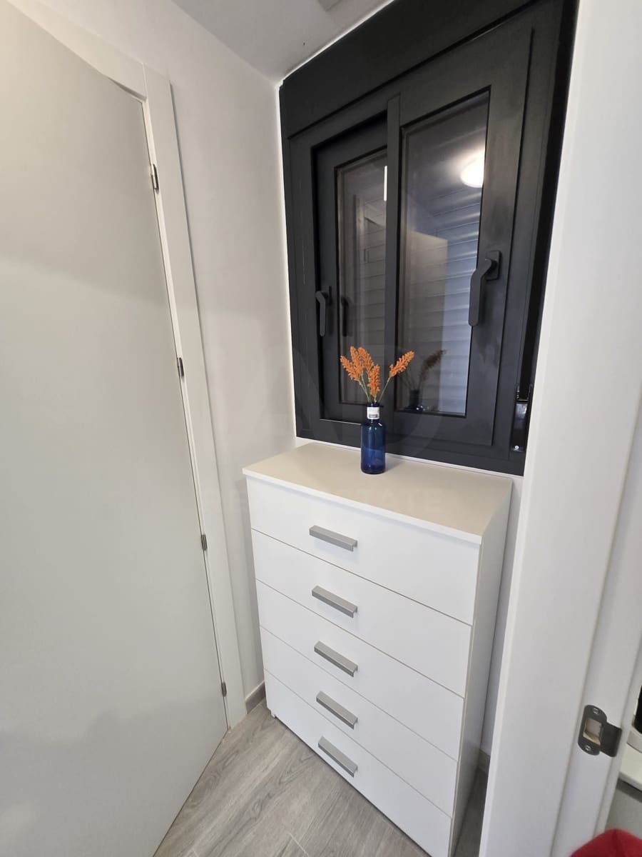 2 soveværelse Lejlighed til salg i Alicante by med swimmingpool garage - € 278.000 (Ref: 9987577)