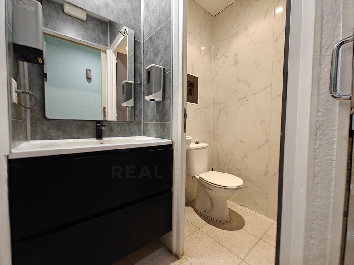Comercial para venda em Barcelona cidade - 95 000 € (Ref: 9987597)