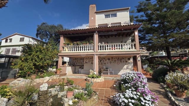 6 soverom Villa til salgs i Tarragona by med svømmebasseng garasje - € 380 000 (Ref: 9987631)