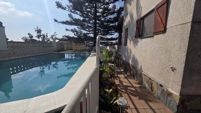 6 soverom Villa til salgs i Tarragona by med svømmebasseng garasje - € 380 000 (Ref: 9987631)