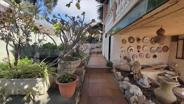 6 soverom Villa til salgs i Tarragona by med svømmebasseng garasje - € 380 000 (Ref: 9987631)
