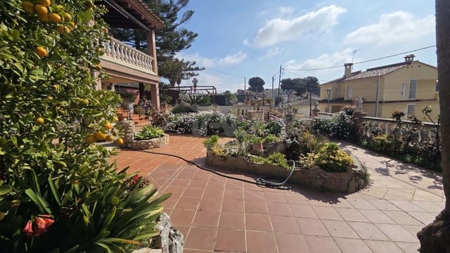 6 soverom Villa til salgs i Tarragona by med svømmebasseng garasje - € 380 000 (Ref: 9987631)