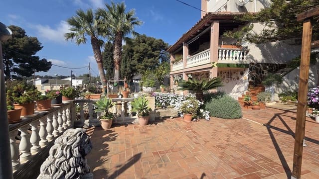 6 soverom Villa til salgs i Tarragona by med svømmebasseng garasje - € 380 000 (Ref: 9987631)
