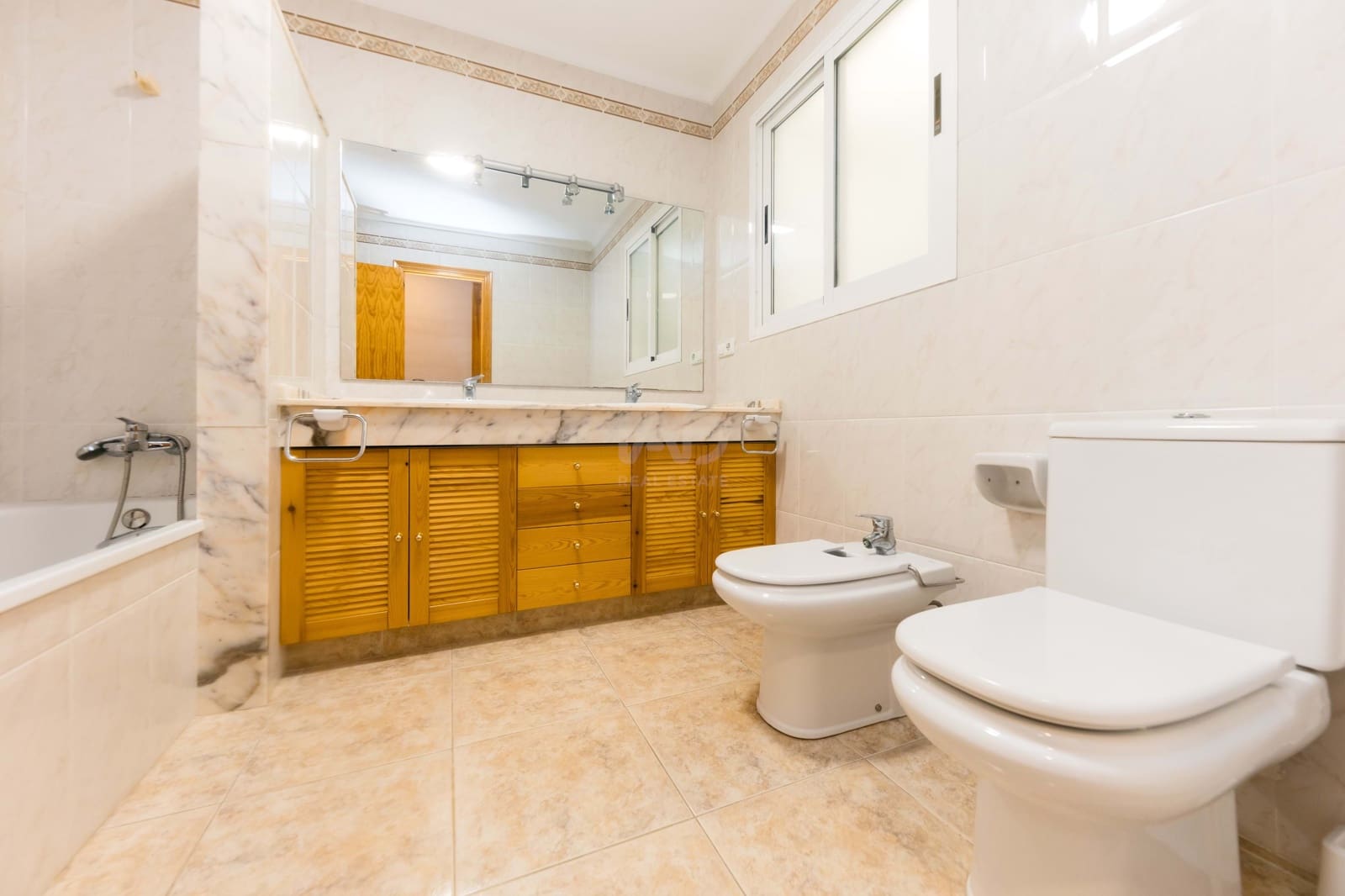 Kommersiell till salu i Tarragona stad med garage - 950 000 € (Ref: 9987635)