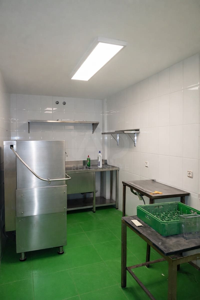 Kommersiell til leie i Leon by - € 1 700 (Ref: 9987639)